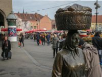 Dolac, spomenik Kumici  Trg Bana Jelačića i Dolac povezuje ulica Splavnica na kojoj se također prodaje cvijeće. Godine 2006. na tržnici je postavljen kip tradicionalne prodavačice 'kumice Barice', djelo kipara Stjepana Gračana. Kumice su žene iz okolice Zagreba koje uzgajaju vlastito voće i povrće ili rade domaći sir i vrhnje koje prodaju na tržnici. Ime Barica odabrali su građani. Njezina prototip je kumica Đurđica Jančić.